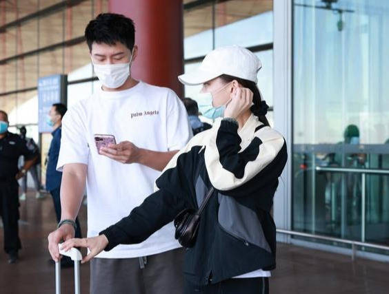 【bsports必一网页版】
何超莲窦骁示范运动穿搭 秋季穿得清爽有活力 时尚感一点不差(图7) 【bsports必一网页版】
何超莲窦骁示范运动穿搭 秋季穿得清爽有活力 时尚感一点不差(图7)