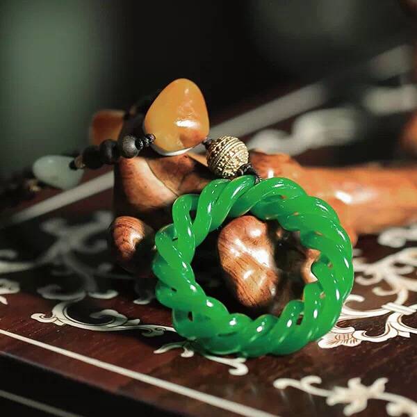 bsports必一网页版：
和田碧玉籽料判定特征与评价尺度(图5)