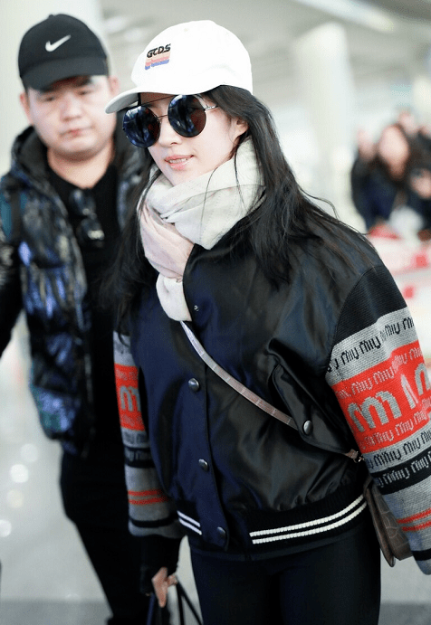 bsports必一网页版|
刘亦菲穿衣真随便 棒球服配瑜伽裤低调随性 气质全靠颜值撑(图4) bsports必一网页版|
刘亦菲穿衣真随便 棒球服配瑜伽裤低调随性 气质全靠颜值撑(图4)