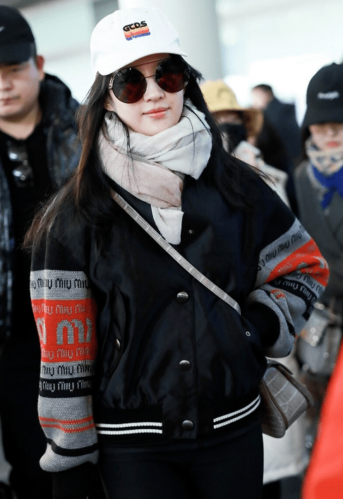 bsports必一网页版|
刘亦菲穿衣真随便 棒球服配瑜伽裤低调随性 气质全靠颜值撑(图6) bsports必一网页版|
刘亦菲穿衣真随便 棒球服配瑜伽裤低调随性 气质全靠颜值撑(图6)