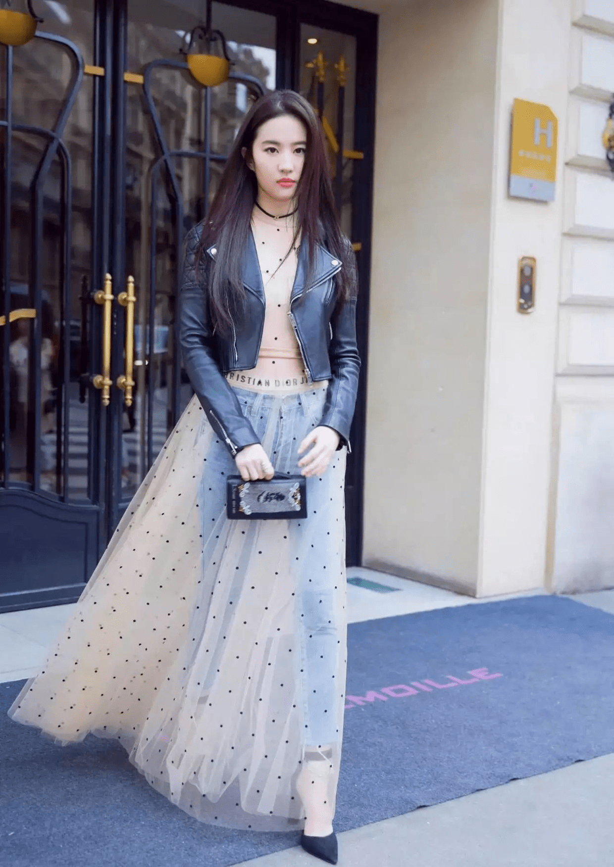 bsports必一网页版|
刘亦菲穿衣真随便 棒球服配瑜伽裤低调随性 气质全靠颜值撑(图12) bsports必一网页版|
刘亦菲穿衣真随便 棒球服配瑜伽裤低调随性 气质全靠颜值撑(图12)