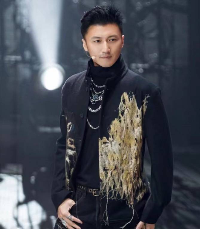 
大背头最能磨练男星颜值 肖战郑伊健你更为谁心动‘bsports必一网页版’(图6)